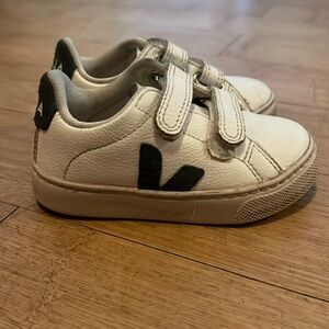 Veja Toddler Sneakers - size 7